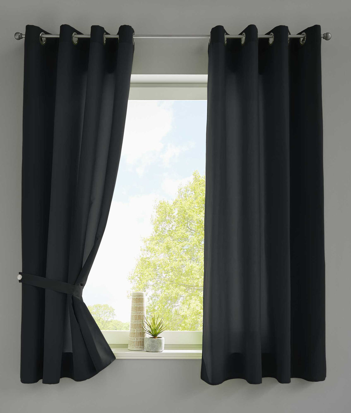 2er Set Vorhänge Schal Ösen »Berlin« Microsatin Lichtdurchlässig Uni Matt 20405N2 Schwarz HxB 175x140 cm Vorhang 20405N2schwarz-175_83b9b00f-d5cd-483a-8f26-9e923089e29d | gerdinenbox.com