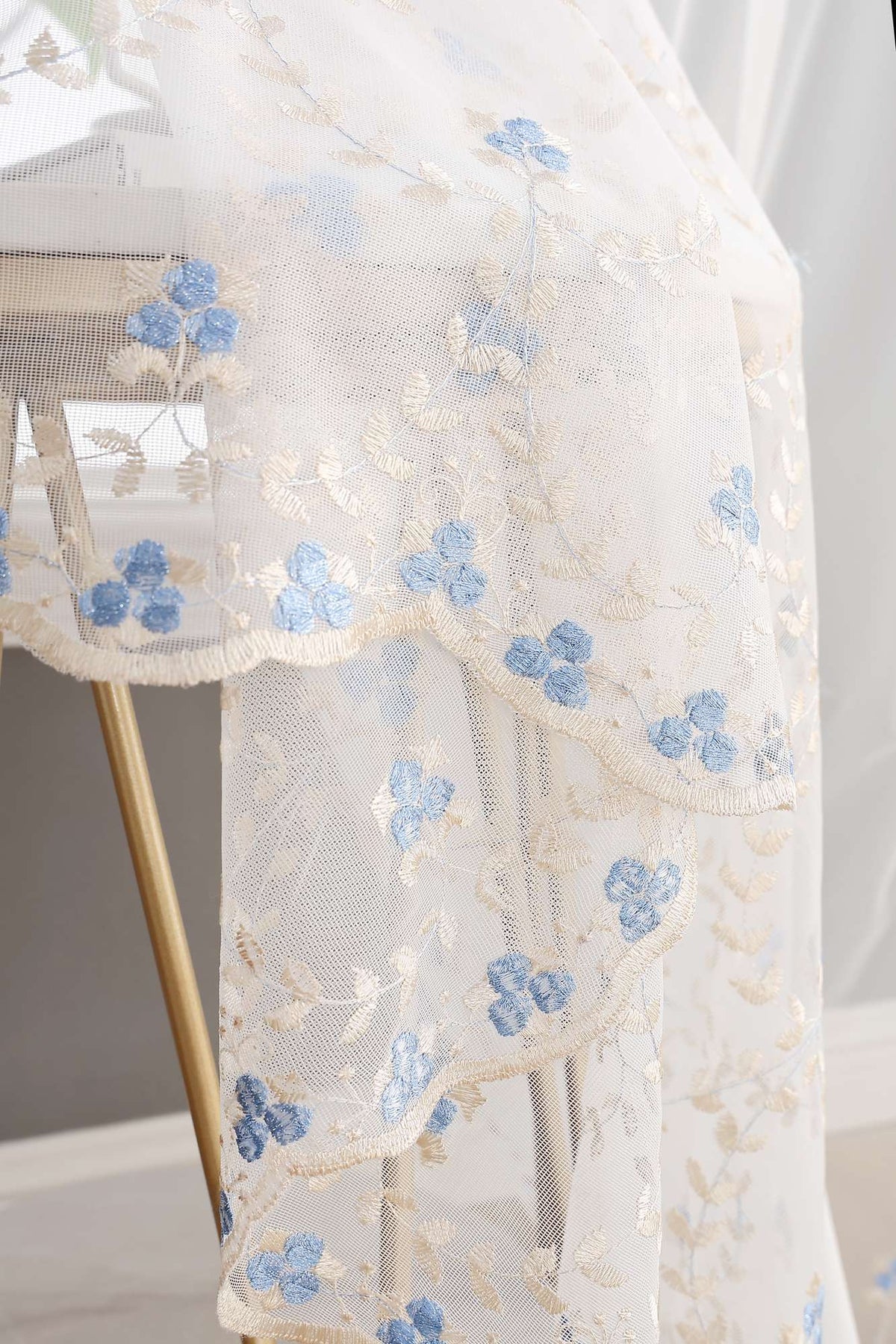 Gardine Raschel Stickerei Design »Florenz« Multiband für Gardinenschiene und Gardinenstange Elegante Fensterdekoration 2023200 Gardinenschal 593A0072 | gerdinenbox.com