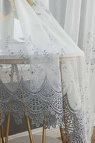 Gardine Raschel Stickerei Design »Florenz« Multiband für Gardinenschiene und Gardinenstange Elegante Fensterdekoration 2023200 Gardinenschal 593A0099 | gerdinenbox.com