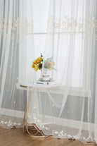 Gardine Raschel Stickerei Design »Florenz« Multiband für Gardinenschiene und Gardinenstange Elegante Fensterdekoration 2023200 Gardinenschal 593A0167 | gerdinenbox.com