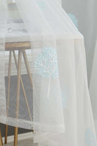 Gardine Raschel Stickerei Design »Florenz« Multiband für Gardinenschiene und Gardinenstange Elegante Fensterdekoration 2023200 Gardinenschal 593A0182 | gerdinenbox.com