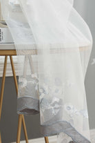 Gardine Raschel Stickerei Design »Florenz« Multiband für Gardinenschiene und Gardinenstange Elegante Fensterdekoration 2023200 Gardinenschal 593A0205 | gerdinenbox.com