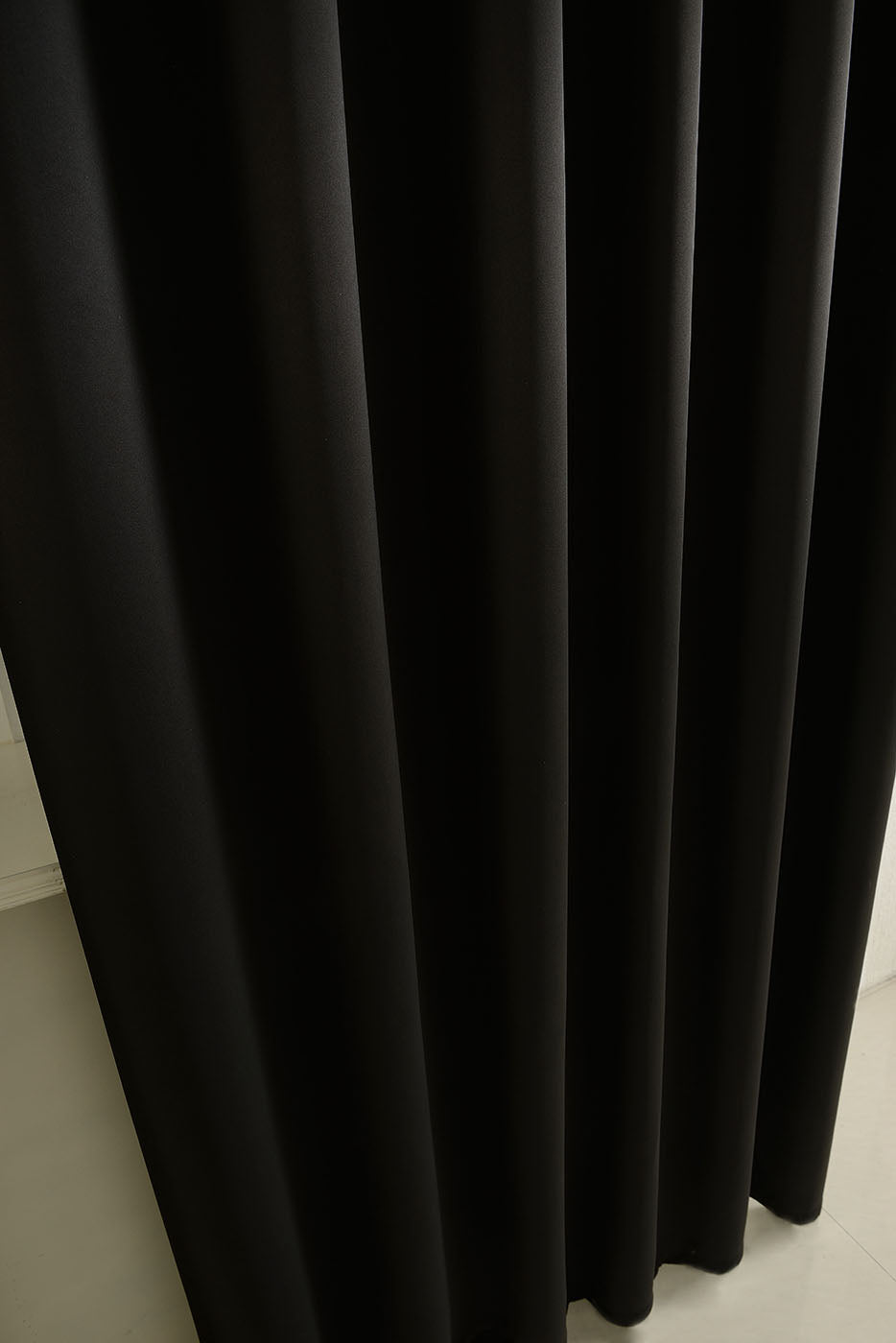 Verdunkelungsvorhag mit Schlaufen matt uni Farben aus weichfallenden blickdichten Stoff blickdicht Blackout 20610 Vorhang Img49673 | gerdinenbox.com